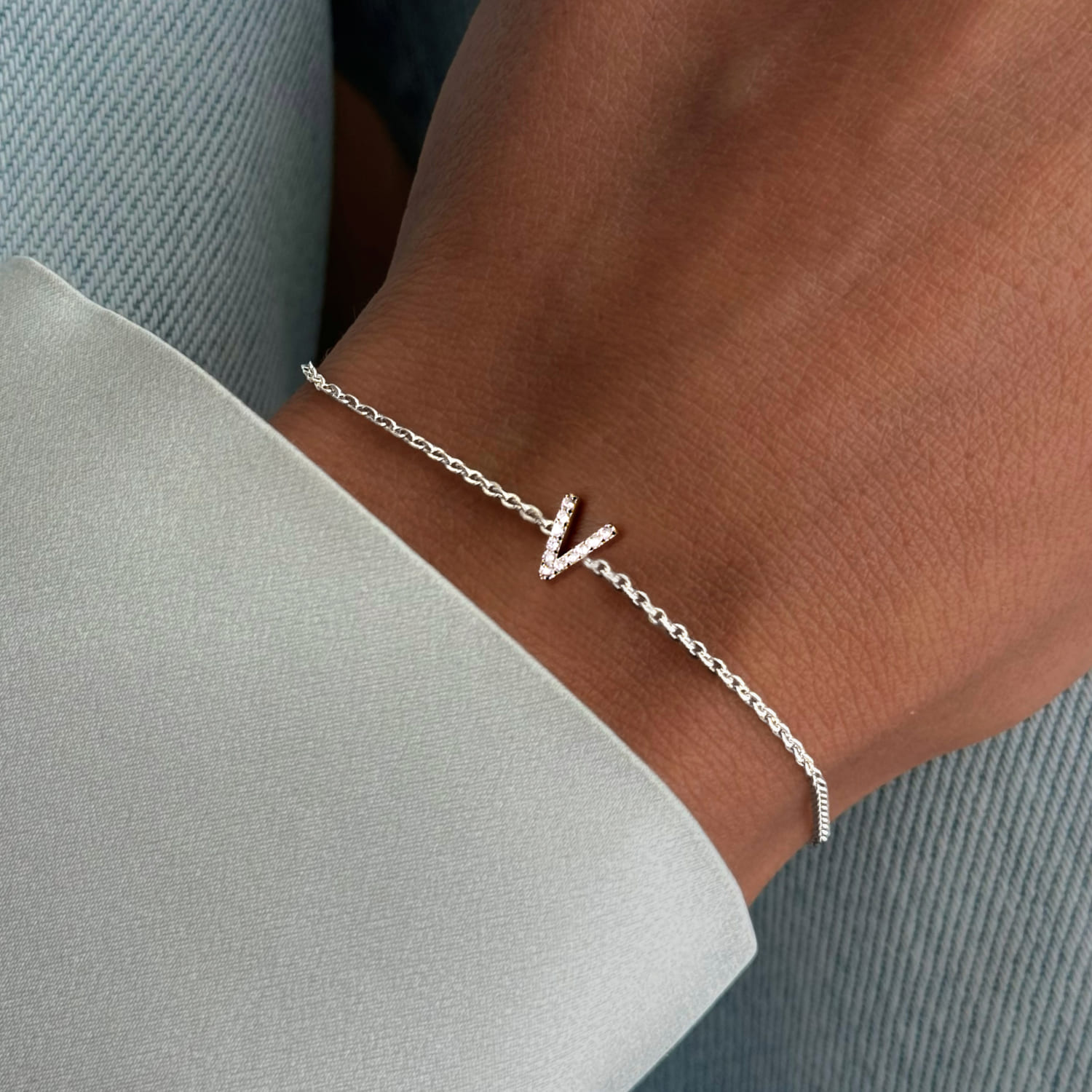 Браслет серебро 925 серебряный с буквой V ювелирный Браслет серебро 925 серебряный с буквой V ювелирный