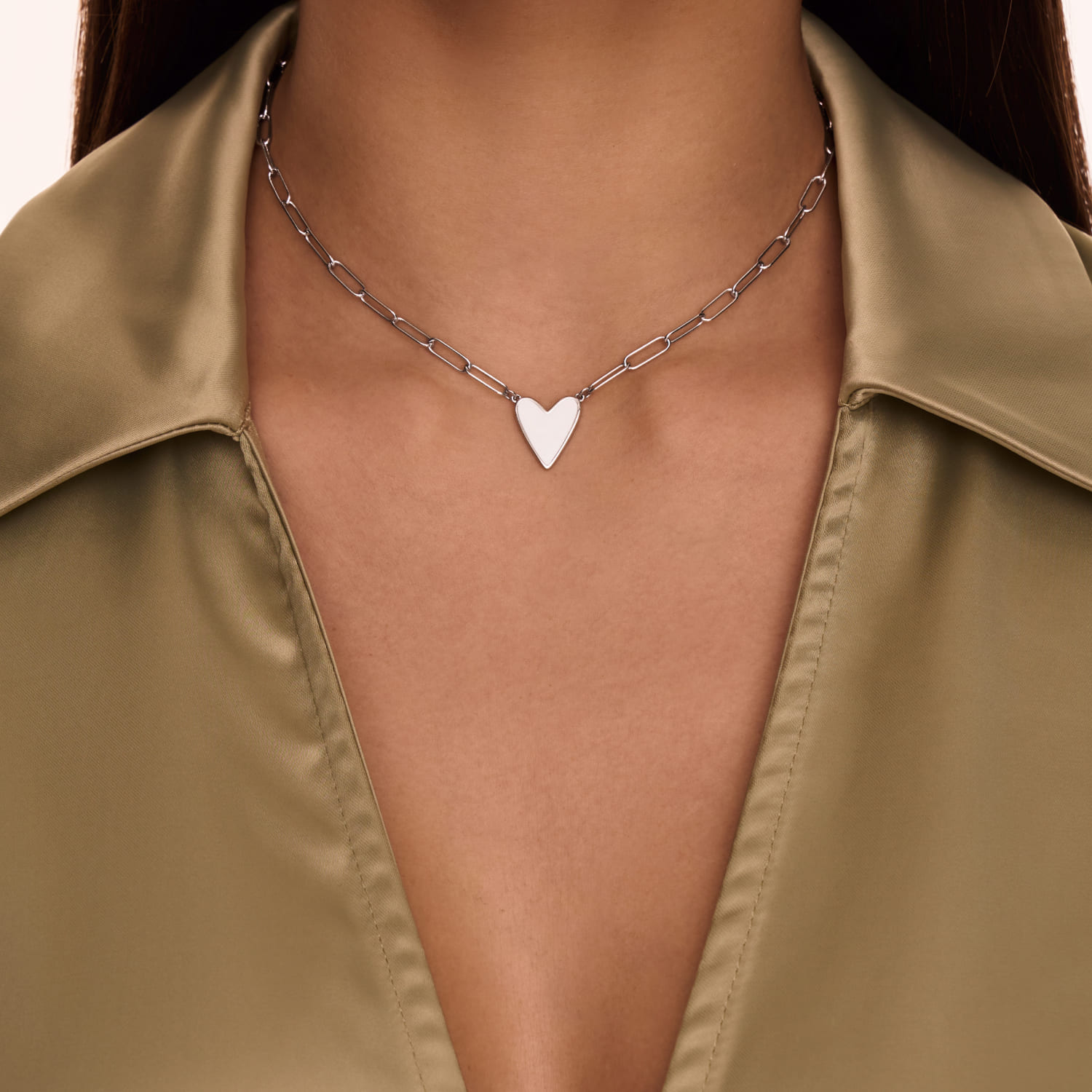 Серебряное колье с сердцем в эмали Серебряное колье с сердцем в эмали