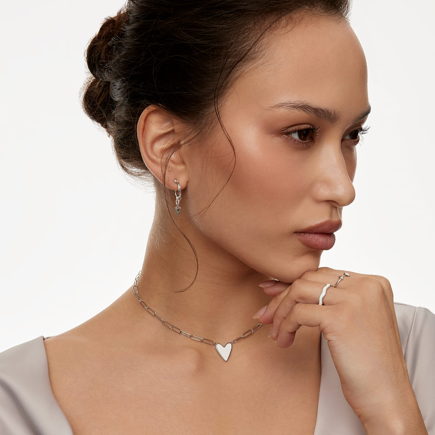 Серебряное колье с сердцем в эмали Серебряное колье с сердцем в эмали