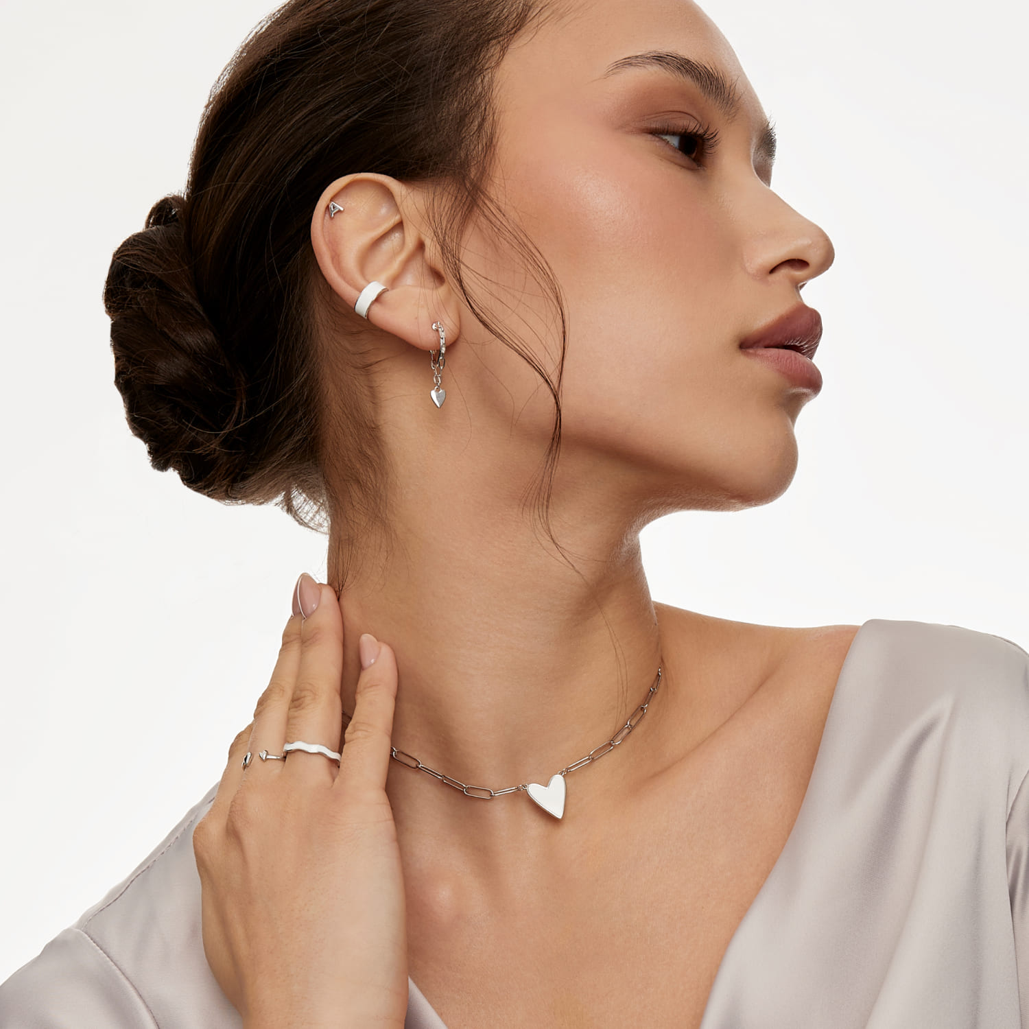 Серебряное колье с сердцем в эмали Серебряное колье с сердцем в эмали