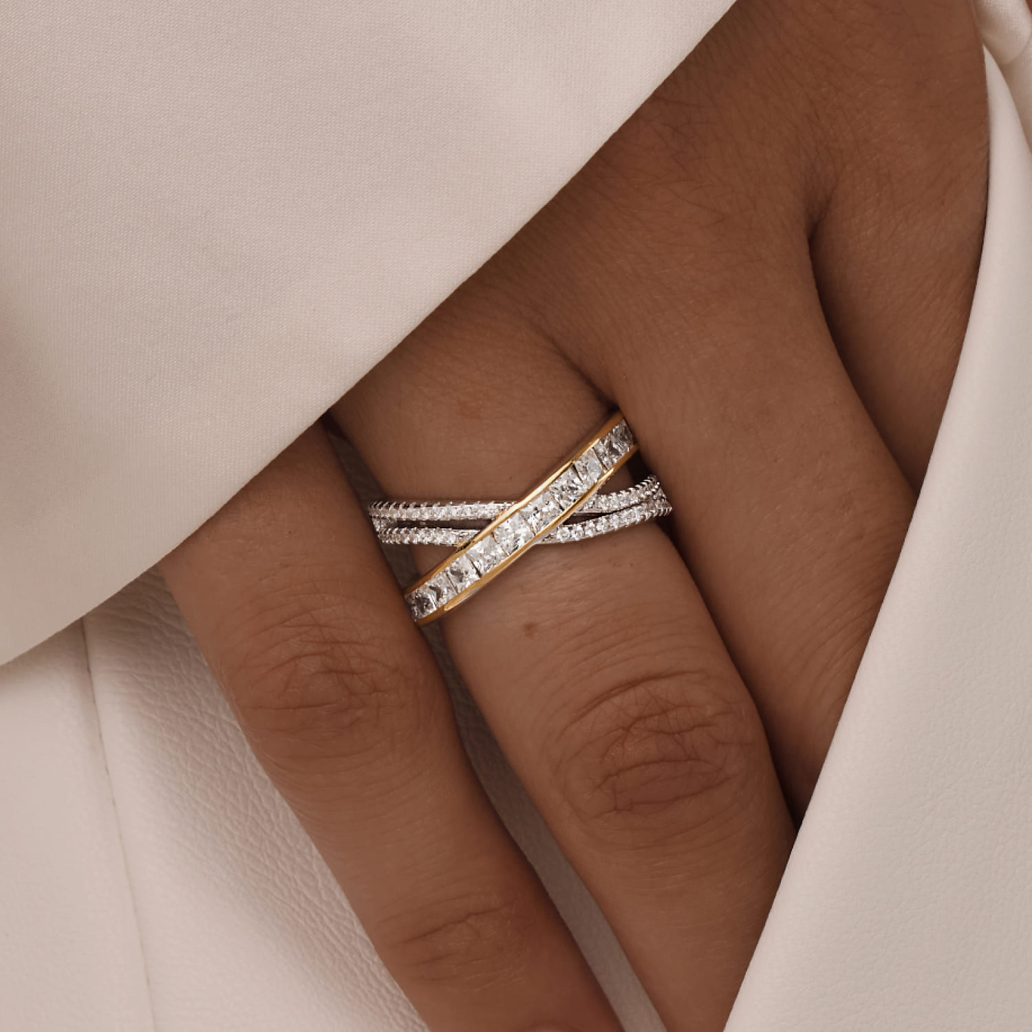 Серебряное кольцо биколор с фианитами Серебряное кольцо биколор с фианитами